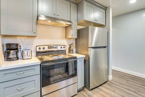 Réfrigérateur, micro-ondes, plaque de cuisson, lave-vaisselle