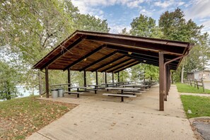 Outdoor dining - Fish, Boat & Hike: Norfork Lake Studio Near Marina (Mountain Home)