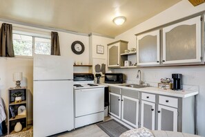 Réfrigérateur, micro-ondes, plaque de cuisson, cafetiÚre/bouilloire