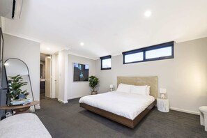 3 bedrooms, desk, iron/ironing board, WiFi