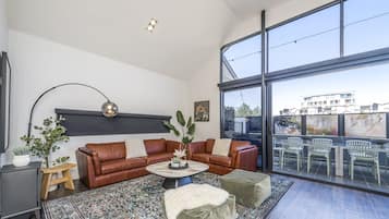 Una televisión, libros, una oficina