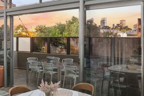 Outdoor dining - Fun for Families: Location, Cinema, Games, Wifi (Leederville)
