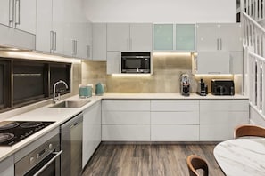Fridge, microwave, oven, stovetop - Fun for Families: Location, Cinema, Games, Wifi (Leederville)
