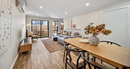 Stylish Townhouse with Private Courtyard