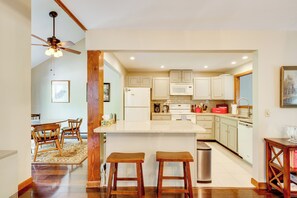 Fridge, microwave, stovetop, dishwasher - Near Skiing & Hiking! North Conway Gem w/ Balcony (North Conway)