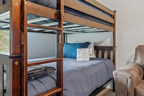 4 bedrooms, desk, iron/ironing board, travel crib