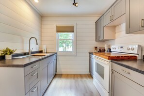 Fridge, stovetop, coffee/tea maker, cookware/dishes/utensils - Pet Friendly Tiny Home w/ Deck: Close to MSU (Lansing)