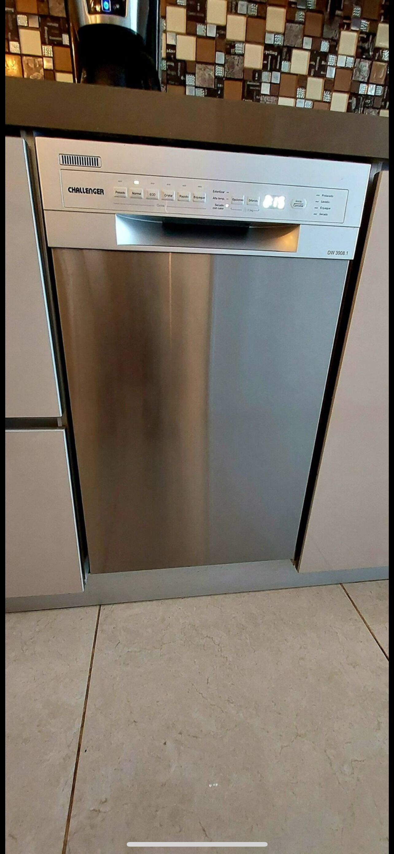 Eine Edelstahl-Geschirrspülmaschine in einer Küche mit gefliestem Fliesenspiegel.