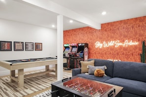 Games room - Resort Style Backyard • Pool • Putt Putt • Hot Tub (San Antonio)