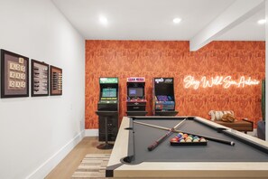 Games room - Resort Style Backyard • Pool • Putt Putt • Hot Tub (San Antonio)