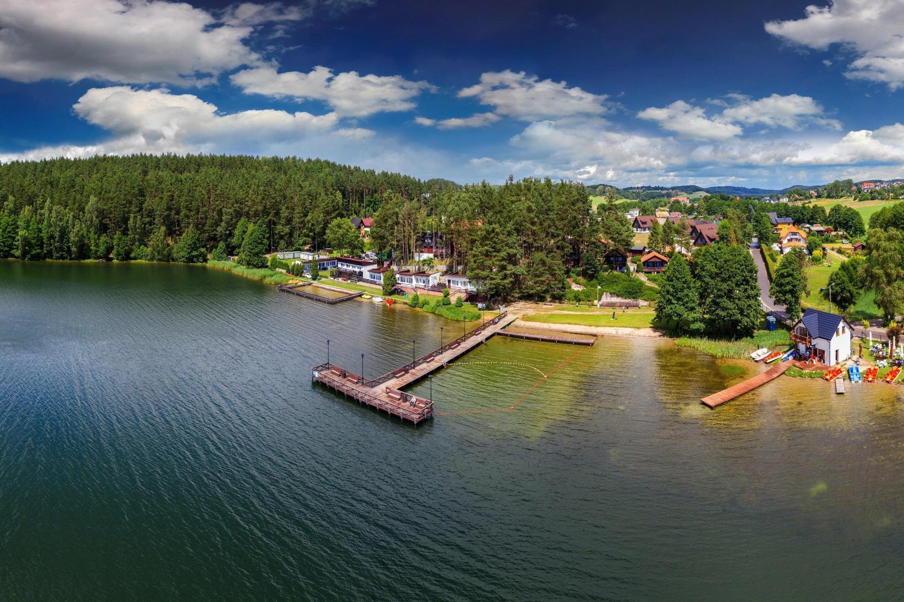 Une propriété située au bord du lac, dotée d’un quai, d’une petite jetée et d’une rangée de maisons.