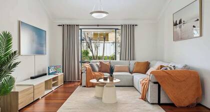 Luxury Beach Getaway, Walk to Cafes - 300mbps