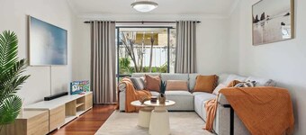 Luxury Beach Getaway, Walk to Cafes - 300mbps