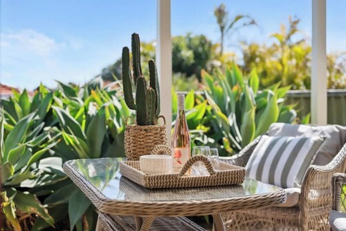 Luxury Beach Getaway, Walk to Cafes - 300mbps