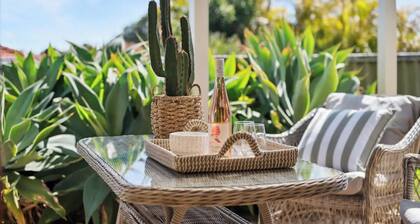 Luxury Beach Getaway, Walk to Cafes - 300mbps