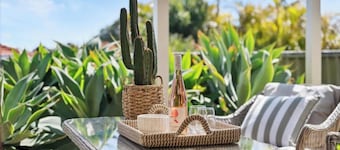 Luxury Beach Getaway, Walk to Cafes - 300mbps