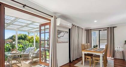Luxury Beach Getaway, Walk to Cafes - 300mbps