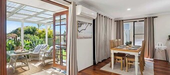 Luxury Beach Getaway, Walk to Cafes - 300mbps
