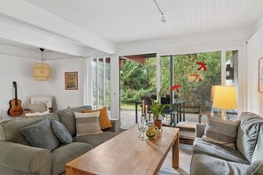 Unclassified image, 2 of 22, button