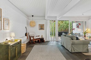 Unclassified image, 4 of 22, button