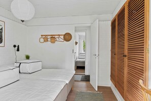 3 bedrooms, iron/ironing board, free WiFi, wheelchair access