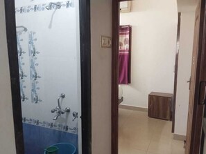 Apartamento família | Banheiro | Chuveiro, chuveiro com efeito de chuva, toalhas de banho, sabonete