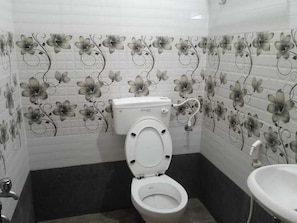 Apartamento luxo | Banheiro | Toalhas de banho, sabonete, shampoo