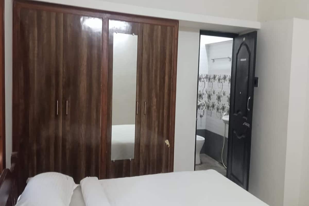 Standard Apartment | Hypo-allergenic bedding, desk, free WiFi, bed sheets