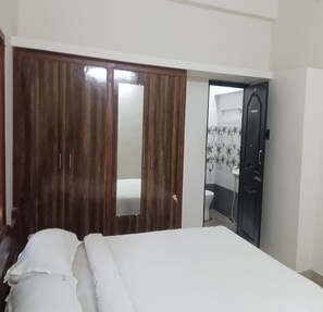 Standard Apartment | Hypo-allergenic bedding, desk, free WiFi, bed sheets - Vasantharaja Villa Arumparthapuram (Puducherry)