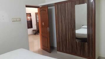 Family Apartment | Hypo-allergenic bedding, desk, free WiFi, bed sheets