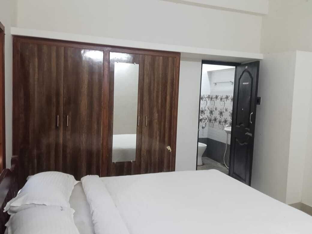 Family Apartment | Hypo-allergenic bedding, desk, free WiFi, bed sheets