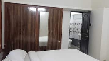 Family Apartment | Hypo-allergenic bedding, desk, free WiFi, bed sheets