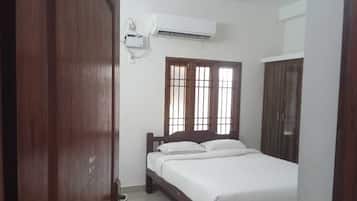 ํจ๋ฐ๋ฆฌ ์ํํธ | ์ ์๊ทน์ฑ ์นจ๊ตฌ, ์ฑ
์, ๋ฌด๋ฃ WiFi, ์นจ๋ ์ํธ
