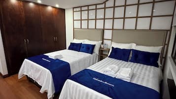 1 dormitorio, tabla de planchar con plancha, wifi y ropa de cama