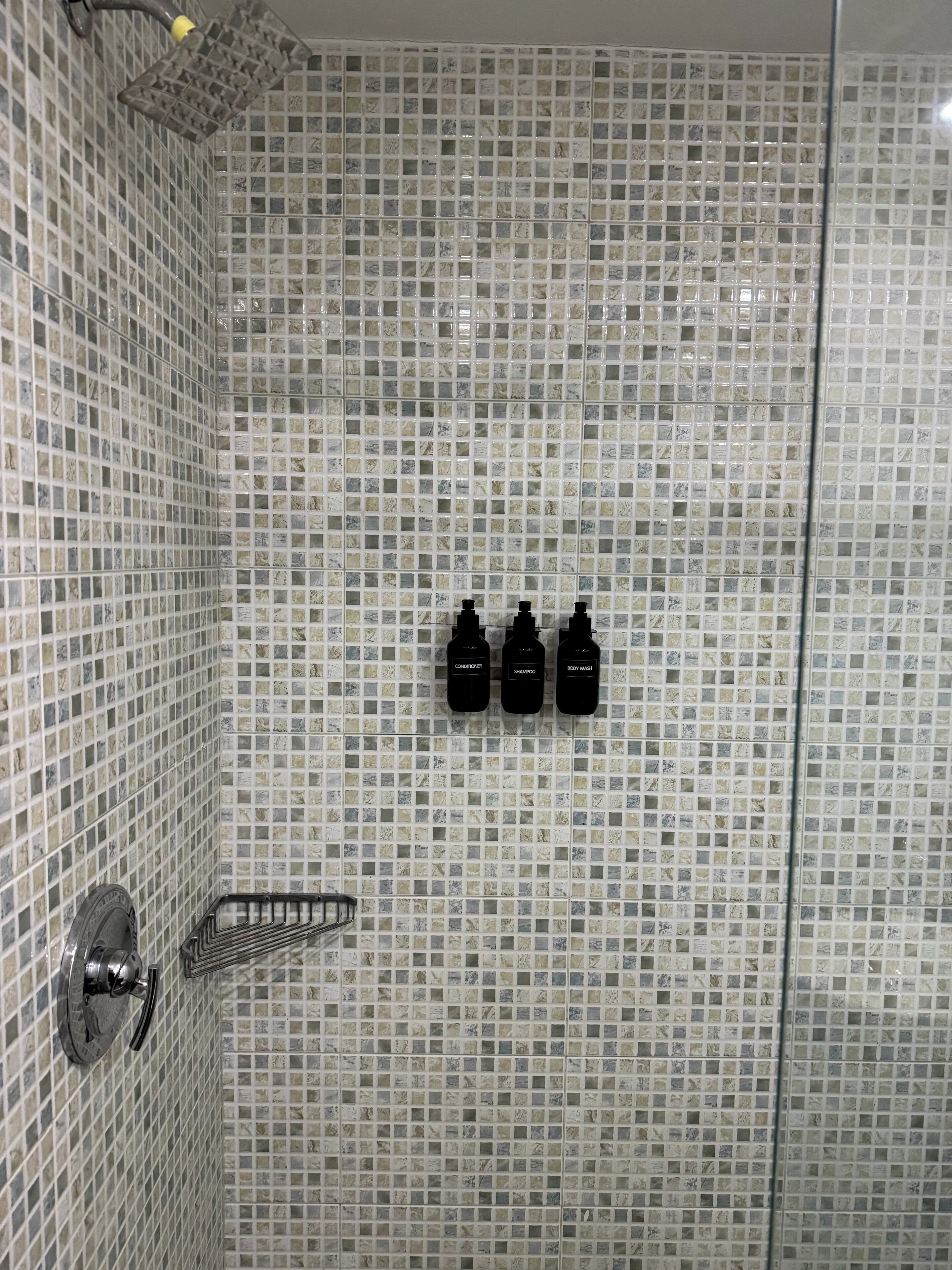 Haartrockner, Handtücher, Seife, Toilettenpapier