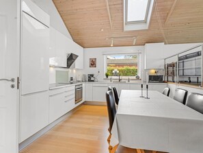 Fridge, microwave, dishwasher, cookware/dishes/utensils