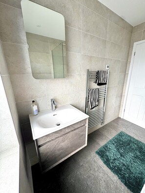 Douche, séchoir à cheveux, serviettes fournies, papier de toilette