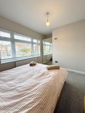 2 habitaciones, tabla de planchar con plancha, wifi y ropa de cama