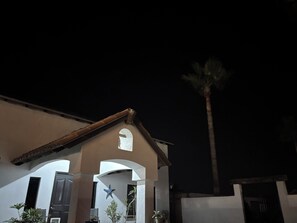 Vista frontal de la propiedad