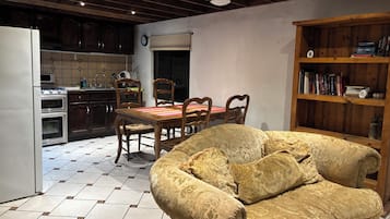 Casa familiar, patio, vista a la playa | Área de sala de estar