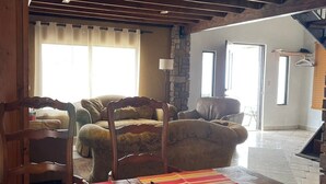 A dining area with a wooden table, chairs, and a ceiling fan. - Casa Vacacional Marqués (Playas de Rosarito)
