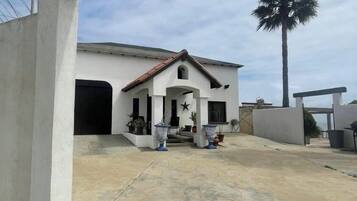 Vista frontal de la propiedad