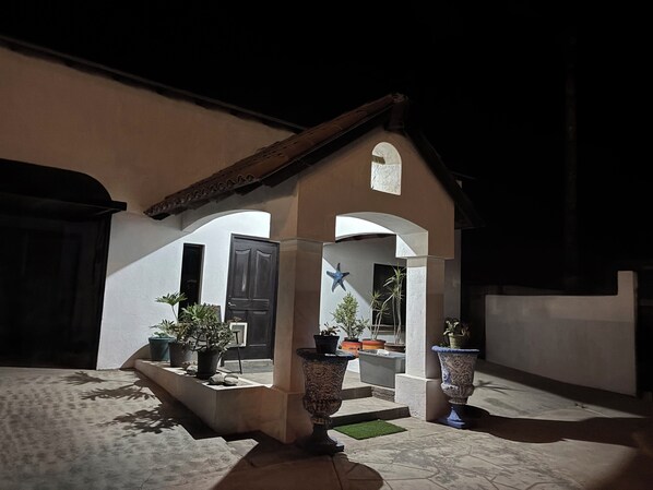 Vista frontal de la propiedad