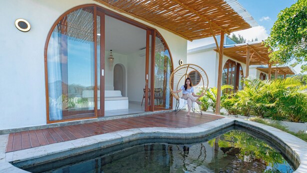 A modern villa with a swimming pool, large glass doors, and a wooden pergola. - Pulestis Glamping (Kintamani)