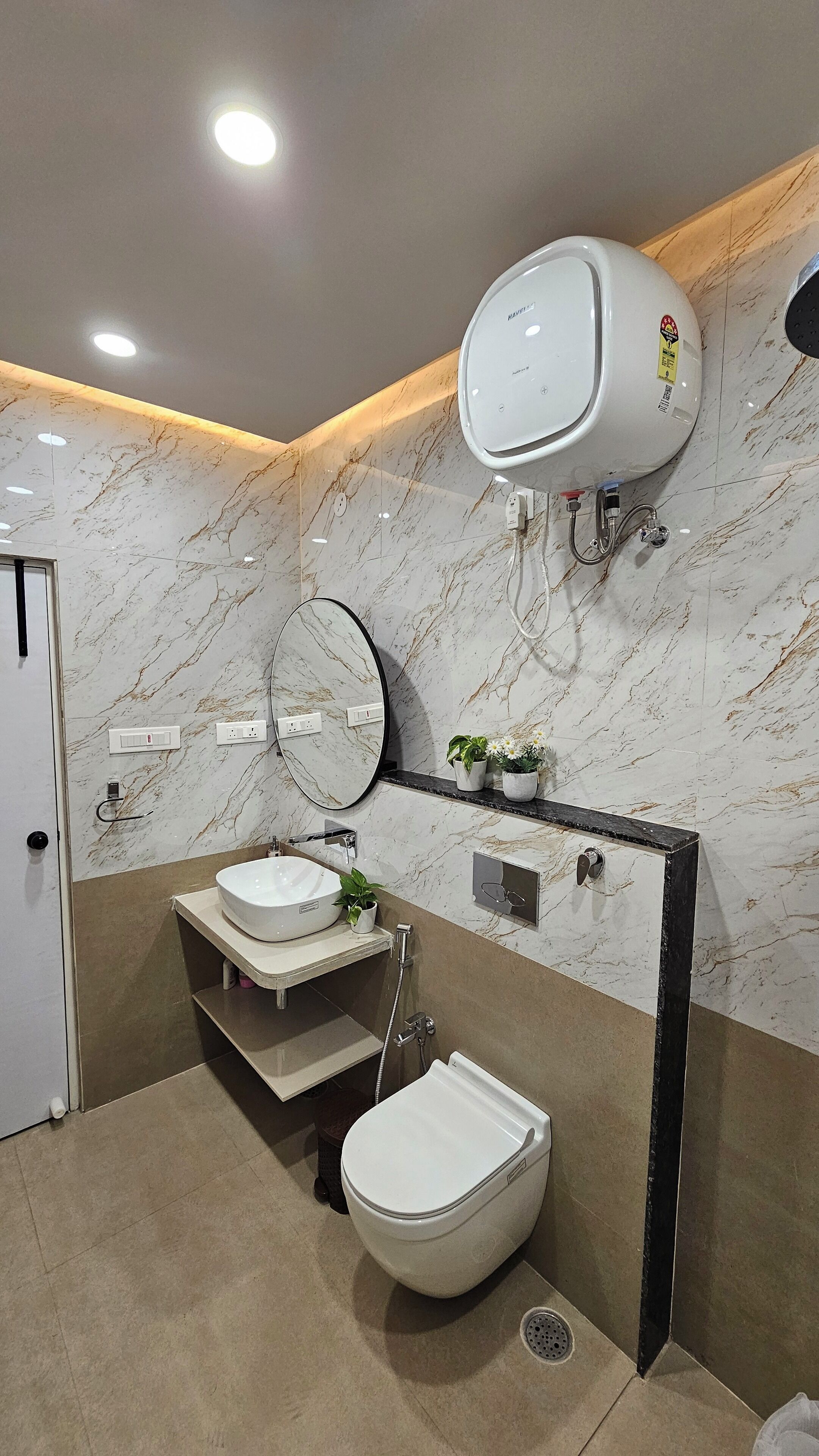 Een haardroger, handdoeken, zeep, toiletpapier