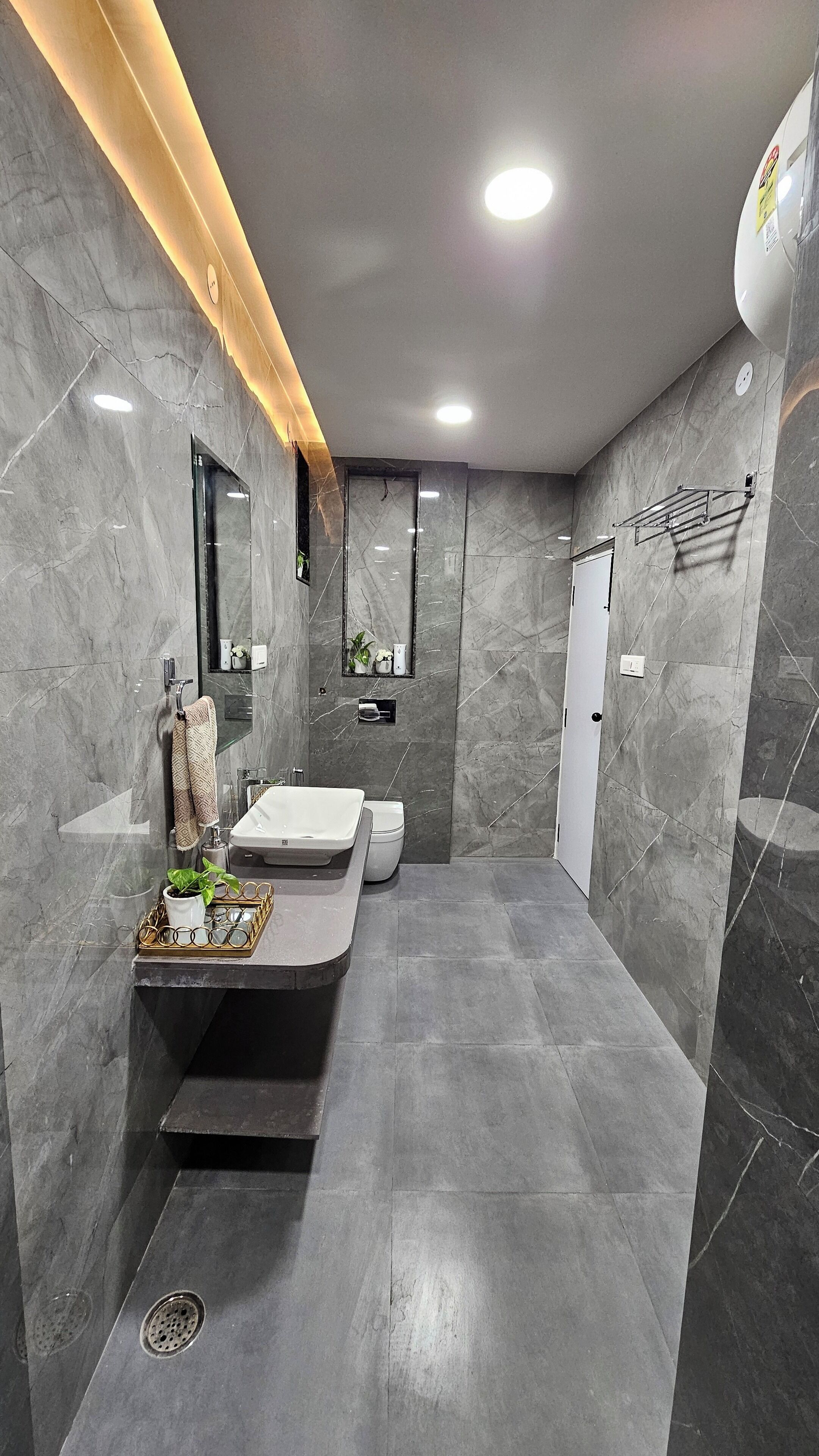 ヘアドライヤー、タオル、石鹸、トイレットペーパー