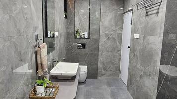 ヘアドライヤー、タオル、石鹸、トイレットペーパー