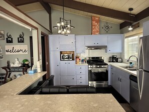 Microondas, horno, placa de cocina y lavavajillas