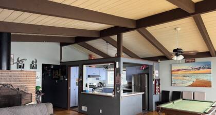 Spacious 4-Bedroom Vacation House with Panoramic Ocean View - 894
