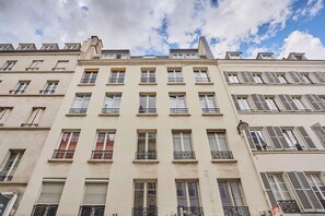 Apartment | Exterior - Apartment With Terrace Tour Eiffel Invalides (Paris)